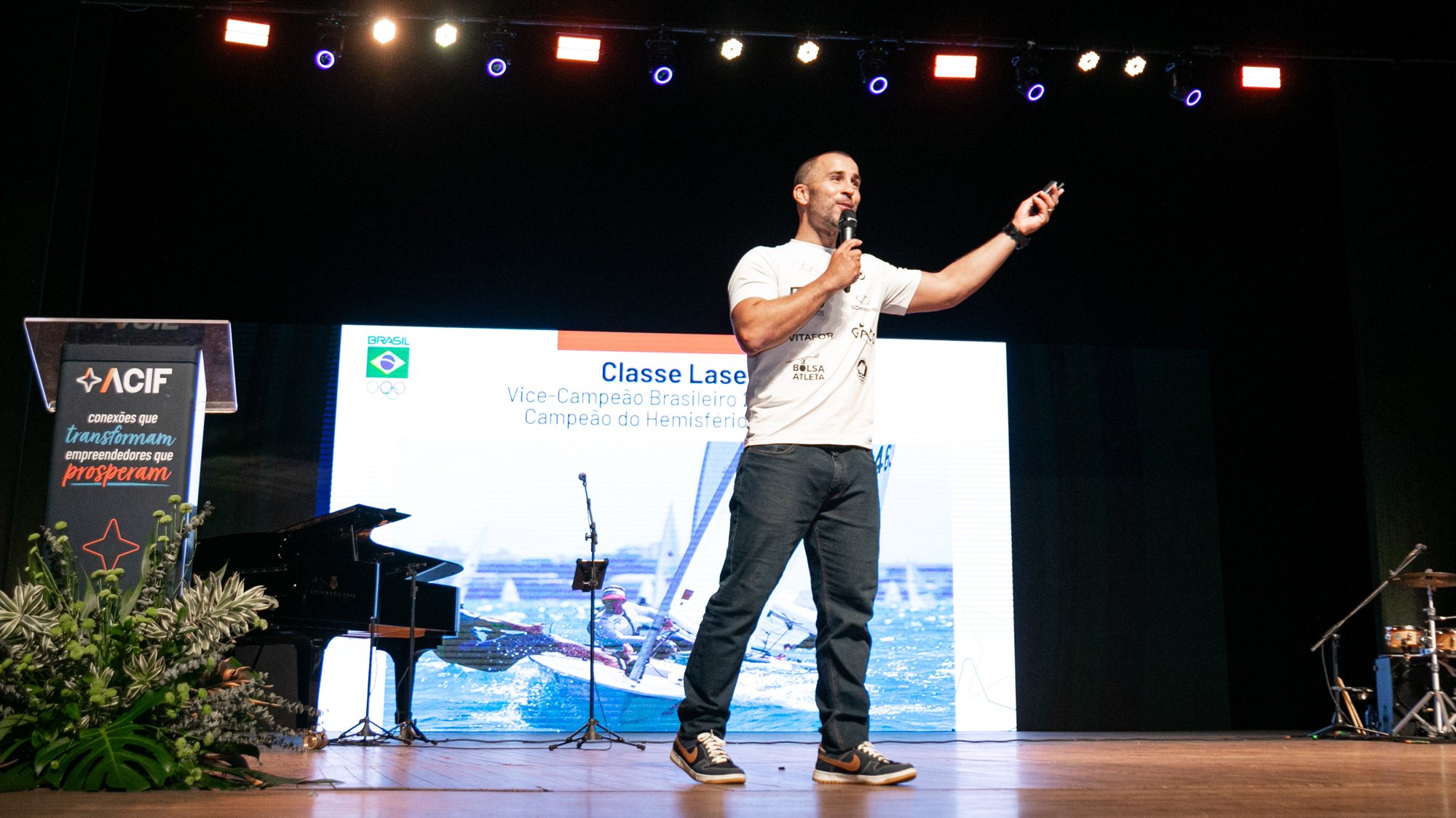 Bruno Fontes no palco do teatro durante a palestra