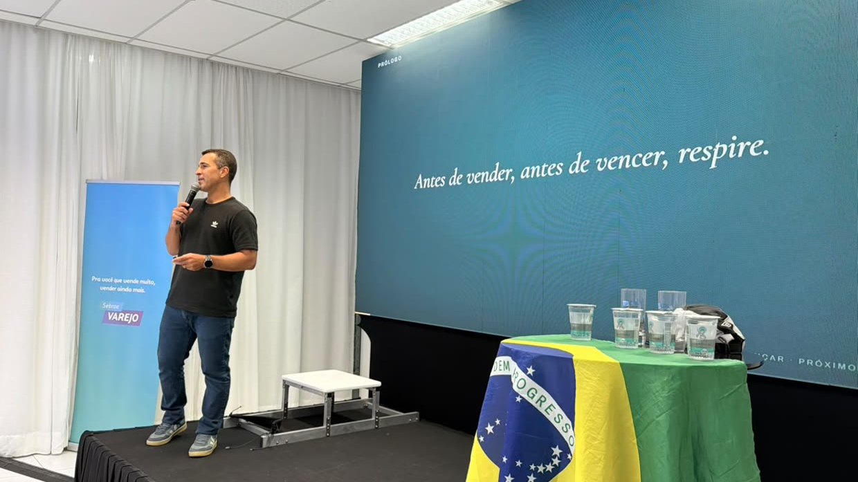 A sala inteira respirando junto no início da palestra